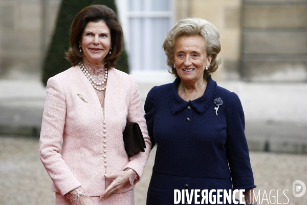 Bernadette chirac recoit à déjeuner des personnalités du Comité d honneur du Centre international pour les enfants disparus ou exploités (ICMEC).