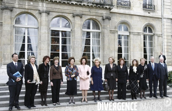 Bernadette chirac recoit à déjeuner des personnalités du Comité d honneur du Centre international pour les enfants disparus ou exploités (ICMEC).