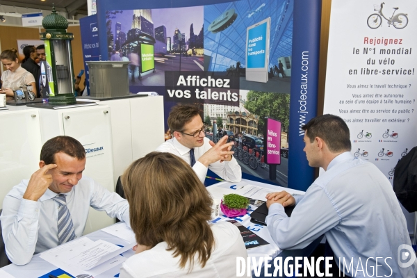 Emploi illustration..Forum Paris pour l emploi. Postulants chez JC Decaux