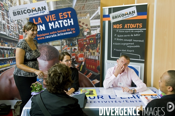 Emploi illustration..Forum Paris pour l emploi.Postulants sur le stand de Bricoman