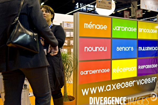 Emploi illustration.Salon des services à la personne.Une femme se renseigne sur le stand d  Axeo, un prestataire de services