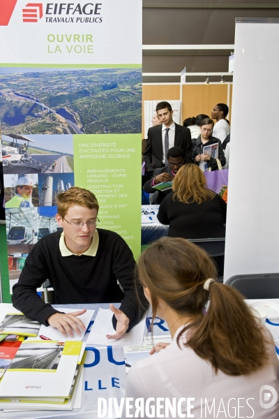 Emploi illustration.Forum Paris pour l emploi.Postulante sur le stand Eiffage societe du secteur du BTP