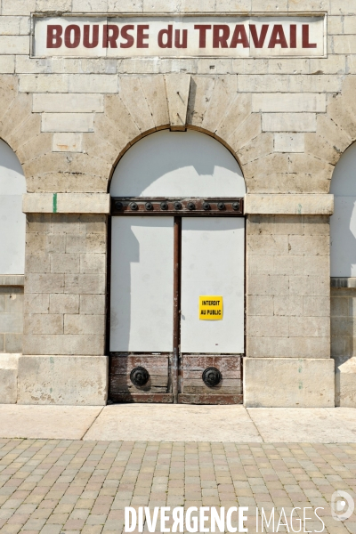 Emploi illustration.La bourse du travail. La maison des syndicats. Une affiche sur la porte d entrée : Entrée interdite.