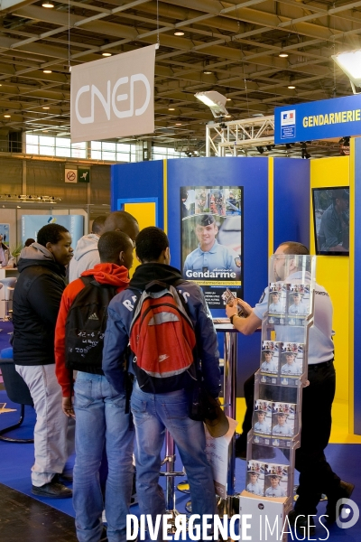 Emploi illustration..Salon de l emploi public.Des ados se renseignent au stand de la Gendarmerie nationale