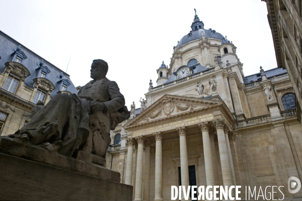 La cour d honneur de la Sorbonne.La chapelle Sainte-Ursule construite au 17 éme.Statue de Pasteur.