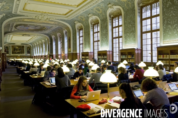 Des etudiants en bibliotheque de la Sorbonne, salle Jacqueline de Romilly