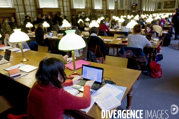 Des etudiants en bibliotheque de la Sorbonne, salle Jacqueline de Romilly