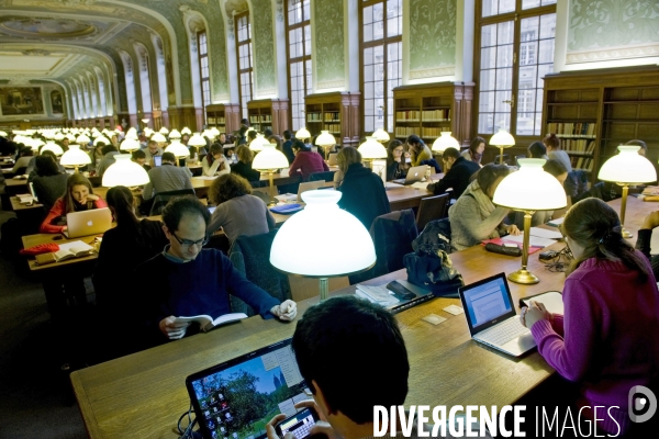 Des etudiants en bibliotheque de la Sorbonne, salle Jacqueline de Romilly