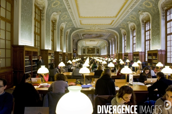 Des etudiants en bibliotheque de la Sorbonne, salle Jacqueline de Romilly