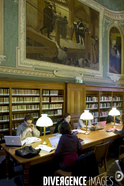 Des etudiants en bibliotheque de la Sorbonne, salle Jacqueline de Romilly