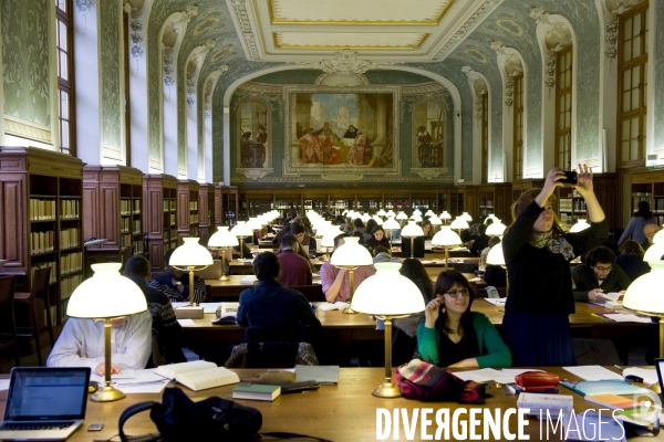 Des etudiants en bibliotheque de la Sorbonne, salle Jacqueline de Romilly