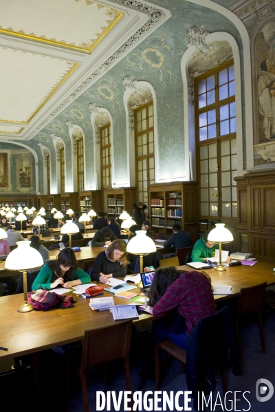 Des etudiants en bibliotheque de la Sorbonne, salle Jacqueline de Romilly