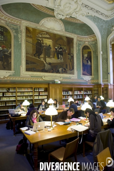 Des etudiants en bibliotheque de la Sorbonne, salle Jacqueline de Romilly