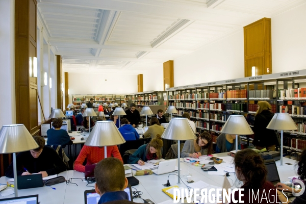 Des etudiants dans la salle Ernest Labrousse de la bibliotheque de la Sorbonne