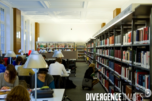 Des etudiants dans la salle Ernest Labrousse de la bibliotheque de la Sorbonne