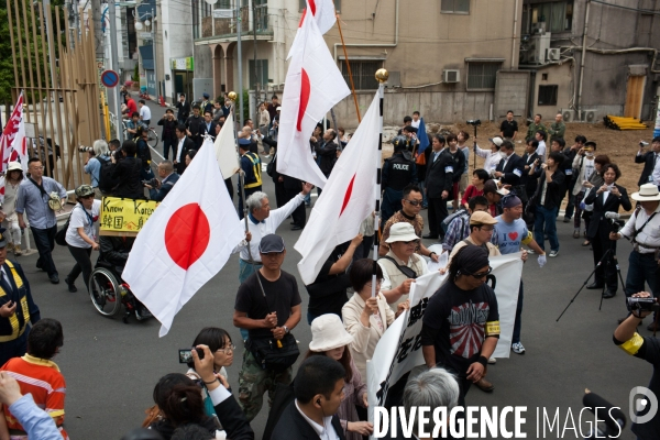 Manifestation du mouvement raciste Zaïtoku-kaï dans les rues de Tokyo.