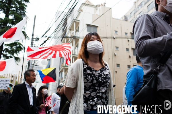 Manifestation du mouvement raciste Zaïtoku-kaï dans les rues de Tokyo.