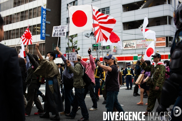 Manifestation du mouvement raciste Zaïtoku-kaï dans les rues de Tokyo.
