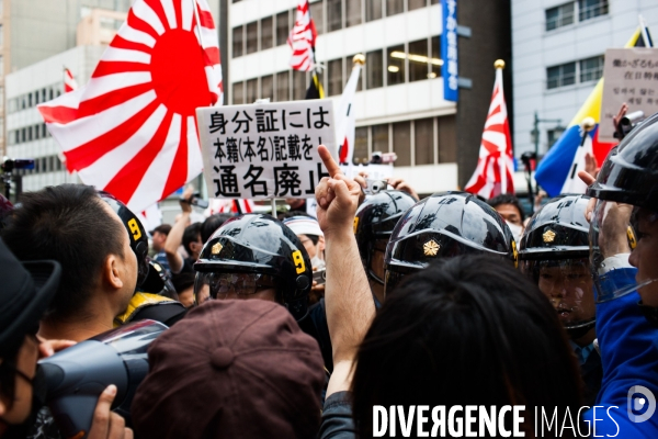 Manifestation du mouvement raciste Zaïtoku-kaï dans les rues de Tokyo.
