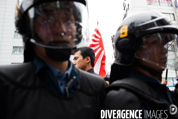 Manifestation du mouvement raciste Zaïtoku-kaï dans les rues de Tokyo.