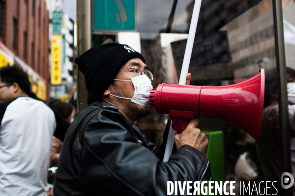 Manifestation du mouvement raciste Zaïtoku-kaï dans les rues de Tokyo.