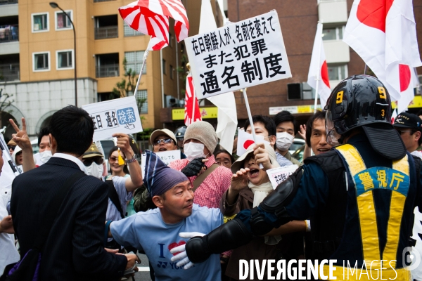 Manifestation du mouvement raciste Zaïtoku-kaï dans les rues de Tokyo.