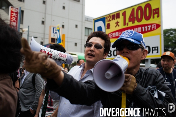 Manifestation du mouvement raciste Zaïtoku-kaï dans les rues de Tokyo.