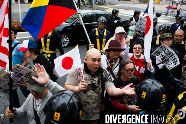 Manifestation du mouvement raciste Zaïtoku-kaï dans les rues de Tokyo.