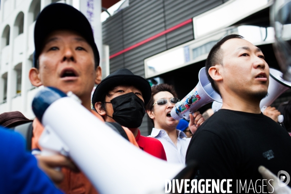 Manifestation du mouvement raciste Zaïtoku-kaï dans les rues de Tokyo.