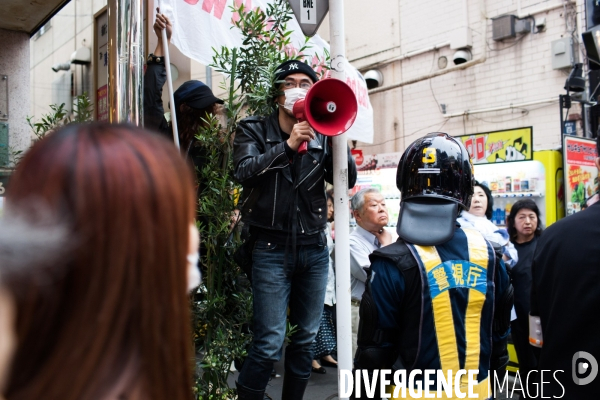 Manifestation du mouvement raciste Zaïtoku-kaï dans les rues de Tokyo.