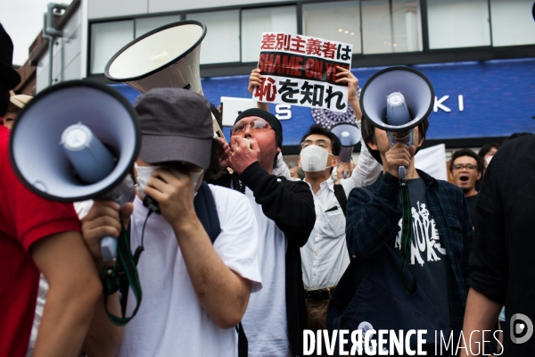 Manifestation du mouvement raciste Zaïtoku-kaï dans les rues de Tokyo.