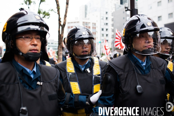 Manifestation du mouvement raciste Zaïtoku-kaï dans les rues de Tokyo.