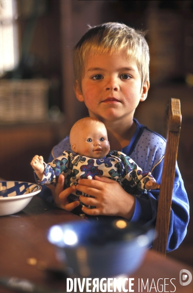 Enfance : mélange masculin féminin, la fin du rose et bleu