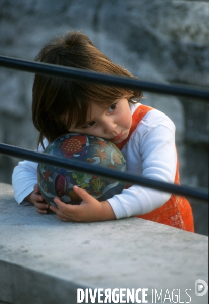 Enfance : mélange masculin féminin, la fin du rose et bleu