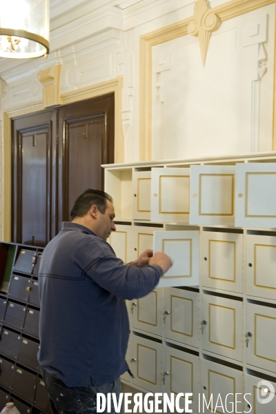 Illustration Janvier 2014.Mise aux normes des boites aux lettres dans le hall d entrée d un immeuble.