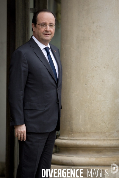 Apparté entre le Président de la République François HOLLANDE et le Premier Ministre Jean-Marc AYRAULT après  la visite du Roi et de la Reine des Belges.