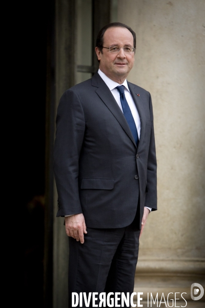 Apparté entre le Président de la République François HOLLANDE et le Premier Ministre Jean-Marc AYRAULT après  la visite du Roi et de la Reine des Belges.