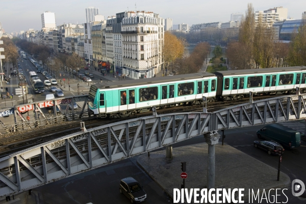 Illustration Decembre 2013.Une rame du métro de la ligne 2, Nation-Porte Dauphine en approche de la station Stalingrad