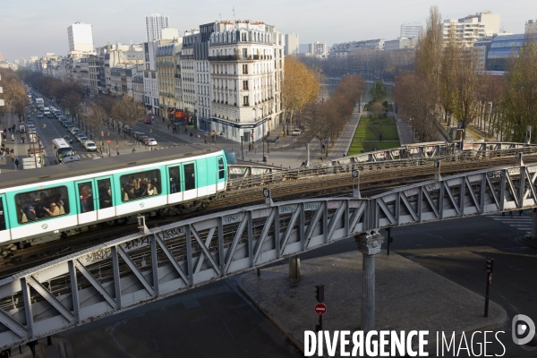 Illustration Decembre 2013.Une rame du métro de la ligne 2, Nation-Porte Dauphine en approche de la station Stalingrad