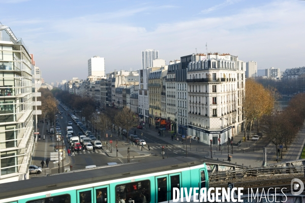 Illustration Decembre 2013.Une rame du métro de la ligne 2, Nation-Porte Dauphine en approche de la station Stalingrad