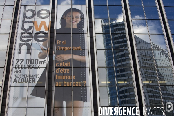 Le quartier d affaire de La Défense et la crise de l immobilier de bureaux. Les bureaux vides représentent 400000 m2 soit 12% du parc immobilier du quartier.