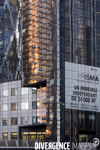 Le quartier d affaire de La Défense et la crise de l immobilier de bureaux. Les bureaux vides représentent 400000 m2 soit 12% du parc immobilier du quartier.