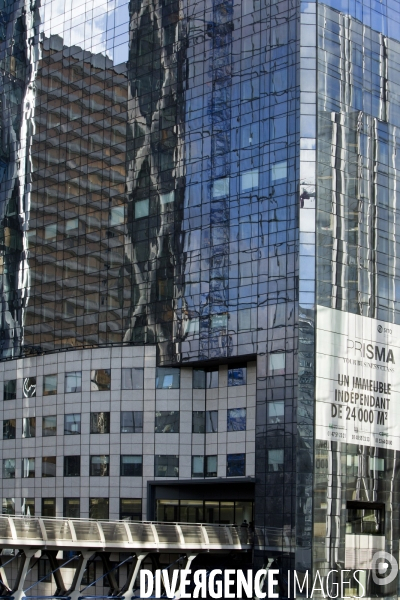 Le quartier d affaire de La Défense et la crise de l immobilier de bureaux. Les bureaux vides représentent 400000 m2 soit 12% du parc immobilier du quartier.