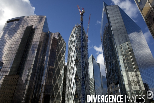Le quartier d affaire de La Défense et la crise de l immobilier de bureaux. Les bureaux vides représentent 400000 m2 soit 12% du parc immobilier du quartier.