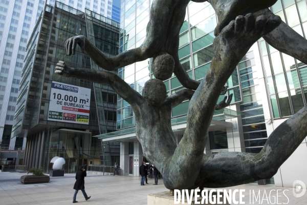 Le quartier d affaire de La Défense et la crise de l immobilier de bureaux. Les bureaux vides représentent 400000 m2 soit 12% du parc immobilier du quartier.