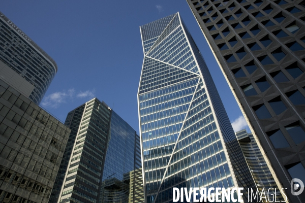 Le quartier d affaire de La Défense et la crise de l immobilier de bureaux. Les bureaux vides représentent 400000 m2 soit 12% du parc immobilier du quartier.