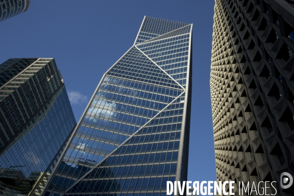 Le quartier d affaire de La Défense et la crise de l immobilier de bureaux. Les bureaux vides représentent 400000 m2 soit 12% du parc immobilier du quartier.