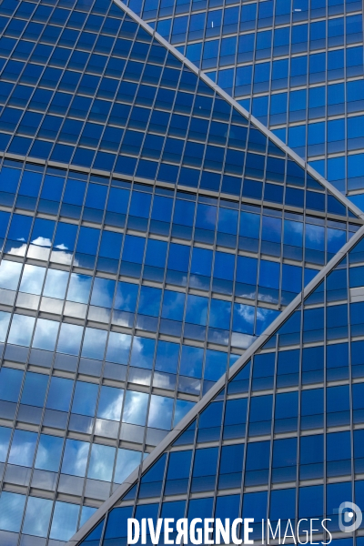 Le quartier d affaire de La Défense et la crise de l immobilier de bureaux. Les bureaux vides représentent 400000 m2 soit 12% du parc immobilier du quartier.