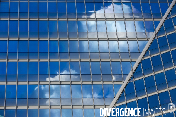 Le quartier d affaire de La Défense et la crise de l immobilier de bureaux. Les bureaux vides représentent 400000 m2 soit 12% du parc immobilier du quartier.