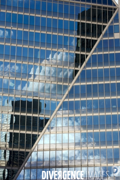 Le quartier d affaire de La Défense et la crise de l immobilier de bureaux. Les bureaux vides représentent 400000 m2 soit 12% du parc immobilier du quartier.